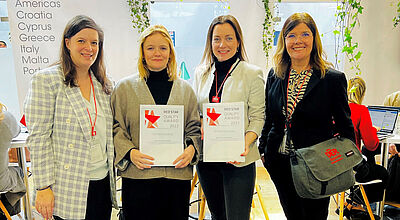 Urkundenübergabe auf der ITB für das Sentido Galomar und das Sentido Galosol: Diana Sieger-Rother (DER Touristik Hotels & Resorts), Catarina Nobrega (Sentido Galo Resort), Tamara Kehrbach (Dertour Head of Spain & Portugal) und Charlotte Levinsohn-Helbach (DER Touristik Hotels & Resorts)