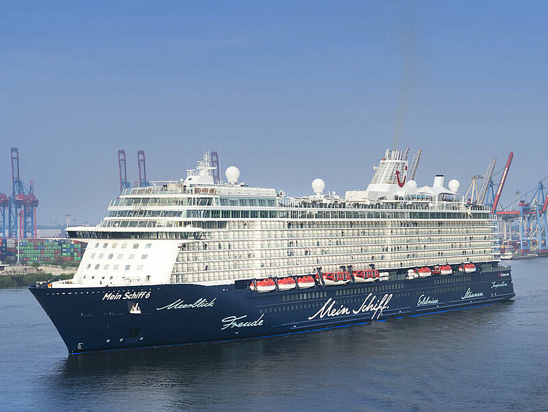 Die Mein Schiff 6 – hier in Hamburg – hat Dienstagfrüh in Piräus festgemacht. Foto: TUI Cruises