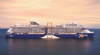 Die Celebrity Xcite soll voraussichtlich 2028 ausgeliefert werden. Visualisierung eines zukünftigen Kreuzfahrtschiffes, auf dessen blauem Bug der Name Celebrity Xcite prangt.