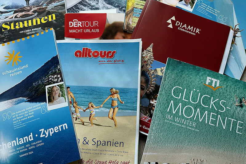 Viele Reiseverkäufer und Kunden nehmen immer noch gerne gedruckte Kataloge in die Hand. Die Auflage sinkt jedoch kontinuierlich. Foto: mg
