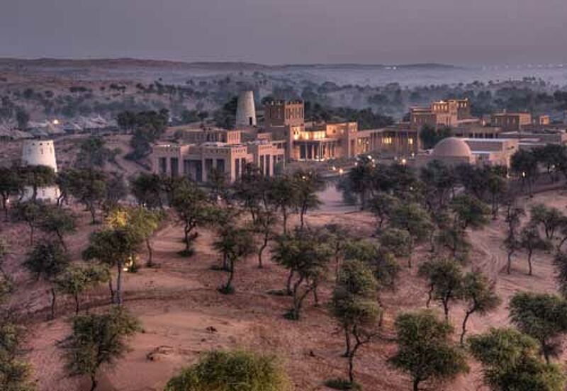 Auch Luxus-Hotels wie das Banyan Tree Resort sind in dem kleinen Emirat mit Wüste und Strand vertreten.