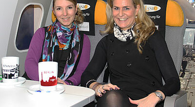 Stolz auf ihren „Private Jet“: Reiseland-Managerinnen Nicole Preiske (links) und Wibke Bachor