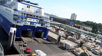 Mit dem Auto aufs Schiff: für einige Kunden selbstverständlich, für viele Reiseverkäufer ein Buch mit sieben Siegeln