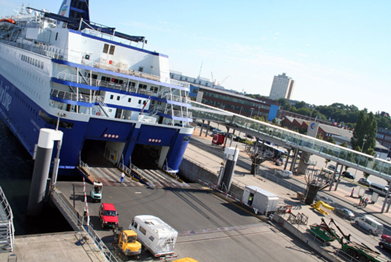 Mit dem Auto aufs Schiff: für einige Kunden selbstverständlich, für viele Reiseverkäufer ein Buch mit sieben Siegeln