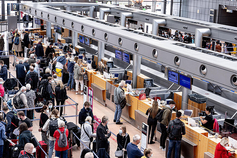 Volle Terminals und lange Warteschlangen, hier in Hamburg, sind momentan der Normalzustand an vielen Flughäfen