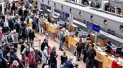 Volle Terminals und lange Warteschlangen, hier in Hamburg, sind momentan der Normalzustand an vielen Flughäfen