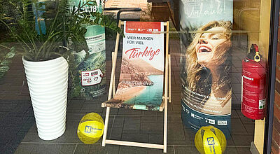Liegestuhl mit Türkei-Aufdruck im Schaufenster eines Reisebüros