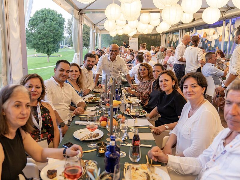 Gute Stimmung bei „Emotions of Türkiye“ – Vertriebsleiter Ender Karadag (Mitte) ist sichtlich zufrieden. Foto: Ferien Touristik/Coral Travel (Mitte) ist sichtlich zufrieden. Foto: Ferien Touristik/Coral Travel