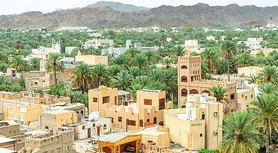 Eine kleine Festung in einem Palmenhain