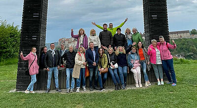 Die Teilnehmer des Treffens mit der Burg von Burghausen im Hintergrund. Foto: RTK
