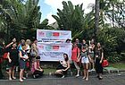 Schnell das Plakat der anderen Gruppe verdecken: Gruppe 5 im Legian Beach Hotel auf Bali
