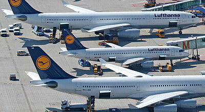 Am Freitag könnten die Lufthansa-Maschinen wegen des bundesweiten Streiks der Flugbegleiter am Boden bleiben