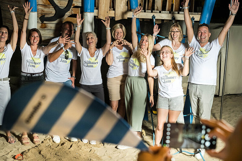 Jubelnde Menschen in weißen T-Shirts