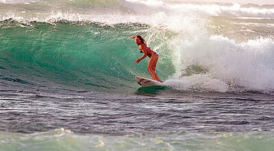Rauf aufs Brett: Die deutsche Longboard-Meisterin Janni Hönscheid bringt Frauen vom 5. bis 12. November im Robinson Club Agadir das Wellenreiten bei