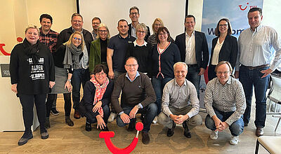 TUI-Manager im Dialog mit Reisebüro-Inhabern beim Treffen in München: Peter Wittmann (letzte Reihe, Mitte), Ansgar Seibt (erste Reihe Mitte) und Benjamin Jacobi (letzte Reihe, Dritter von rechts). Foto: TUI