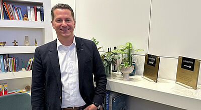 TUI-Vertriebschef Benjamin Jacobi im TUI Store Berlin: „Reisebüro-Kunden sind am zufriedensten“. Foto: mg