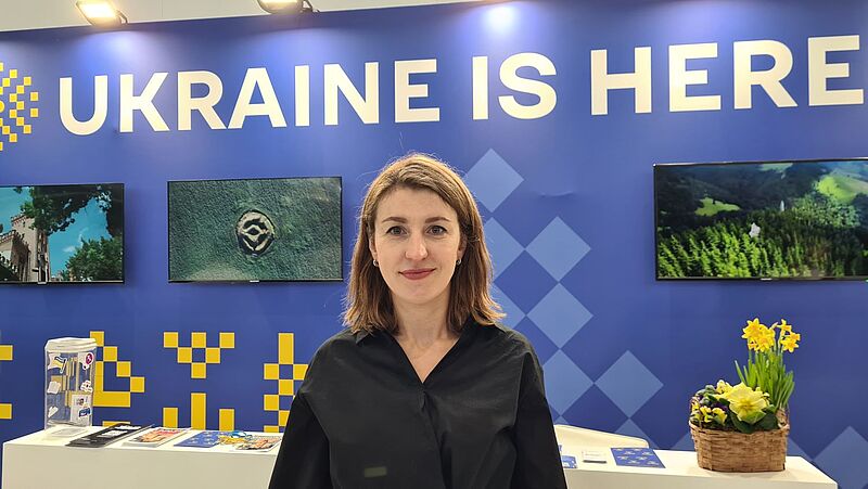 Mariana Oleskiv, Vorsitzende der Staatlichen Agentur für Tourismusentwicklung der Ukraine, an ihrem Stand auf der ITB