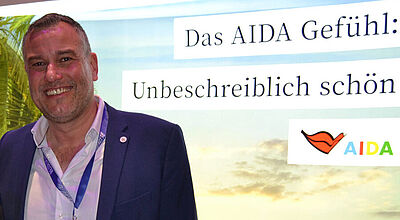 Alexander Ewig am Aida-Messestand auf dem QTA-Reisesommer in Mainz. Foto: ck Manager vor Aida-Messewand