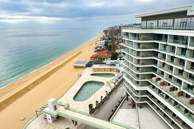 Blick auf den Pool des Hotels Grifid Noa