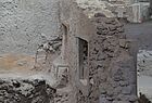 Die Häuser in Akrotiri hatten auch schon eine Innentoilette (der Steinbereich, der hinter dem Fenster liegt)