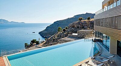 Blick über einen Infinitypool Richtung Meer