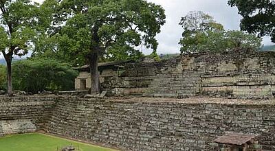 Maya-Ruinen – hier Copan in Honduras – Kolonialarchitektur, Vulkane, Regenwald und die Menschen – all das sind Highlights in Zentralamerika
