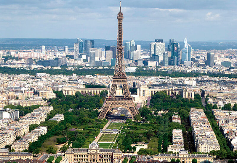 Blick vom Tour Montparnasse aus 210 Metern Höhe auf den Eiffelturm