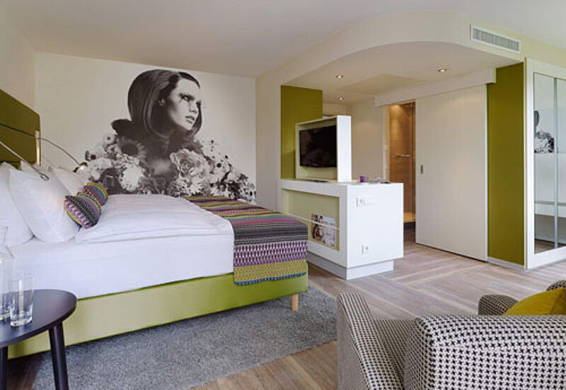 Wandbilder des Modefotografen Armin Morbach schmücken jedes der 126 Zimmer des Hotels Indigo Düsseldorf – Victoriaplatz