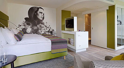 Wandbilder des Modefotografen Armin Morbach schmücken jedes der 126 Zimmer des Hotels Indigo Düsseldorf – Victoriaplatz