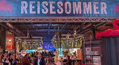 Coole Location: In der Halle 45 in Mainz wurden einstmals Panzer reapariert. Nun war die „Friedensbranche“ Touristik zu Gast, betonte QTA-Sprecher Thomas Bösl