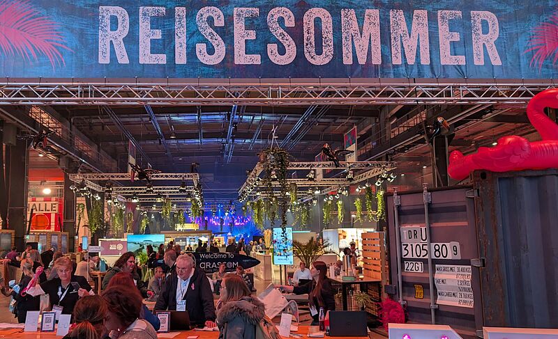 Coole Location: In der Halle 45 in Mainz wurden einstmals Panzer reapariert. Nun war die „Friedensbranche“ Touristik zu Gast, betonte QTA-Sprecher Thomas Bösl