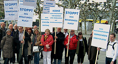 Sinnvoll oder nicht? Rund 30 Reiseverkäufer demonstrierten in dieser Woche in Frankfurt gegen Rückvergütungen der Banken bei Urlaubsreisen