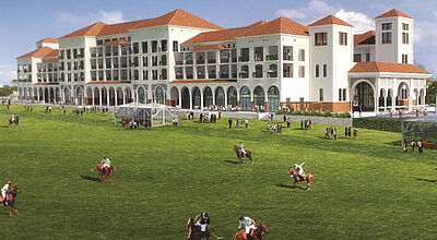 Von den Zimmern des künftigen St. Regis Resort werden die Gäste den Poloveranstaltungen zusehen können