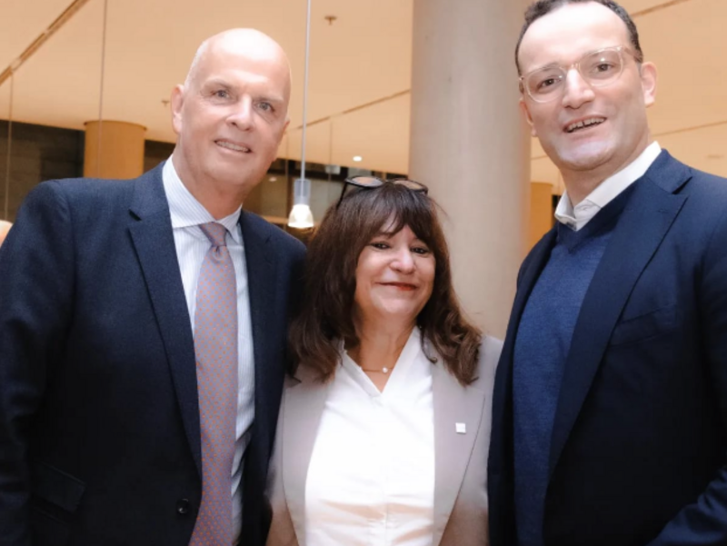 VUSR-Chefin Marija Linnhoff mit Thomas Ellerbeck, Mitglied des Group Executive Committee von TUI, und dem ehemaligen Bundesgesundheitsminister Jens Spahn (rechts)