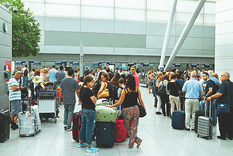 Lange Schlangen an den Flughäfen: Das Flug-Chaos sorgt für mächtig Frust