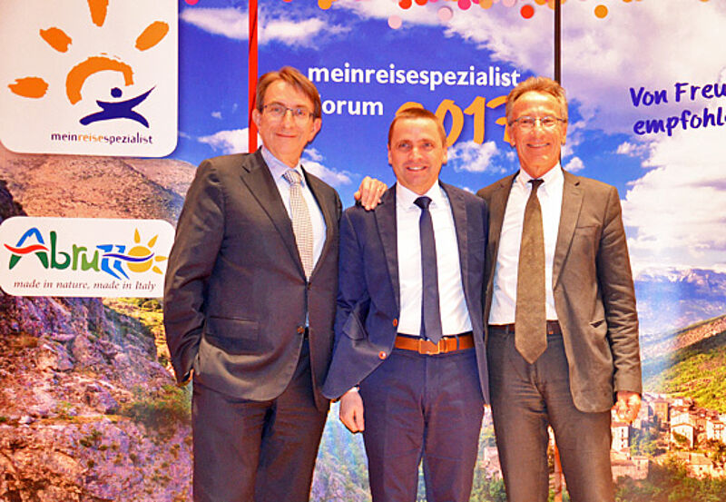 RTK-Chef Thomas Bösl (Mitte) wurde vom Bürgermeister von L’Aquila, Massimo Cialente (links), und Giovanni Lolli, Vizepräsident der Regionalverwaltung Abruzzen, begrüßt.