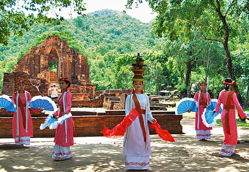 Tänzerinnen vor den Ruinen des Cham-Heiligtums My Son