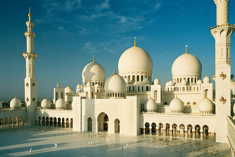 Eine der bekanntesten Attraktionen in Abu Dhabi ist die Sheikh Zayed Moschee