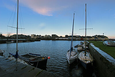 Boote dümpeln im Hafenbecken, genannt Claddagh Boote dümpeln im Hafenbecken, genannt Claddagh