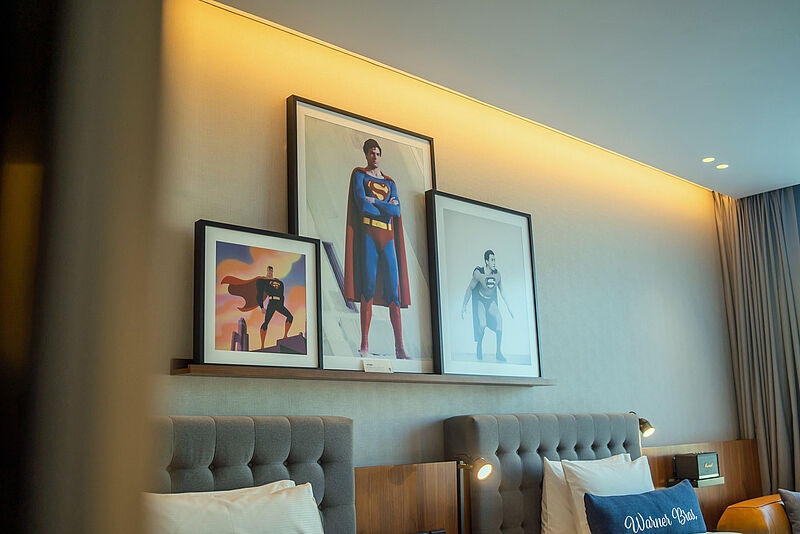 Träumen unter Superman-Bildern: Zimmer im The WB Abu Dhabi, Curio Collection by Hilton. Foto: Hilton 
