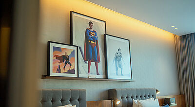 Träumen unter Superman-Bildern: Zimmer im The WB Abu Dhabi, Curio Collection by Hilton. Foto: Hilton Träumen unter Superman-Bildern: Zimmer im The WB Abu Dhabi, Curio Collection by Hilton. Foto: Hilton