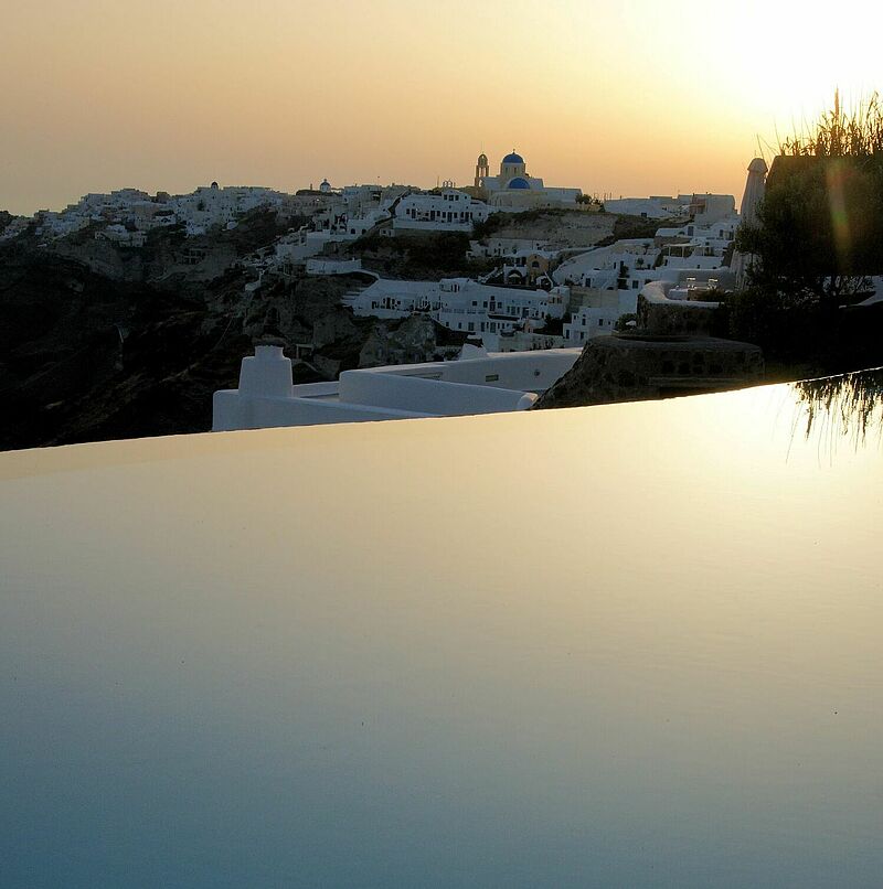 Infinity-Pool auf Santorin: Gute Bilder müssen signalisieren, dass man als Reisebüro die Sehnsüchte der Kunden kennt und versteht