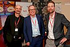 Andreas Neumann vom ADAC Reisevertrieb mit den ta-Redakteuren Thomas Riebesehl (links) und Arne Hübner