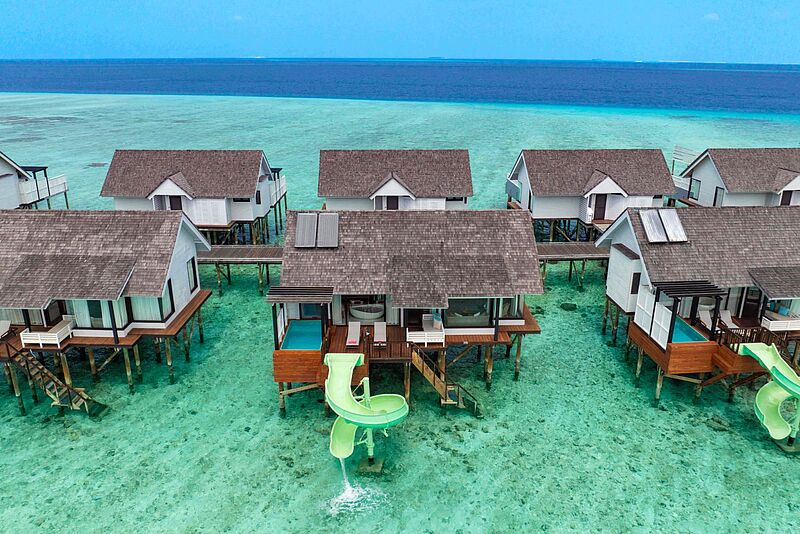 Das Ozen Life Maadhoo bietet nun Wind Villen mit Jacuzzi und Rutsche. Luxuriöse Wasserbungalows mit privaten Pools und Rutschen über türkisblauem Meer auf den Malediven – exklusives tropisches Resort mit direktem Zugang zur Lagune.