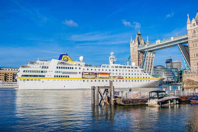 Bei der Themenkreuzfahrt „Rock the Boat“ im kommenden Jahr liegt die Hamburg nahe der Tower Bridge. Foto: Plantours