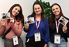 Drei Reiseverkäuferin im Autogrammen