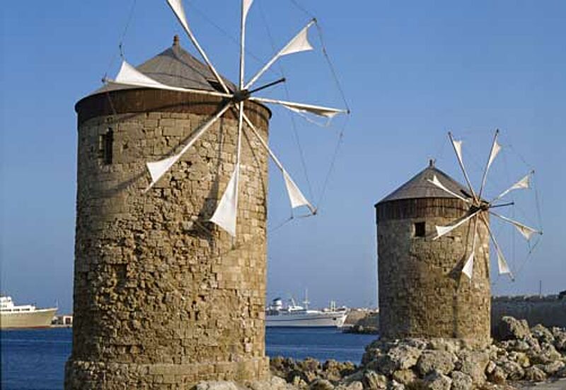 Griechische Feriengebiete - hier Mühlen auf Rhodos - haben 2013 wahrscheinlich weiter zu kämpfen