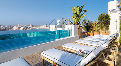 Erst ein Stadtbummel in Madrid, dann relaxen auf der Dachterrasse des H10 Puerta de Alcala Erst ein Stadtbummel in Madrid, dann relaxen auf der Dachterrasse des H10 Puerta de Alcala