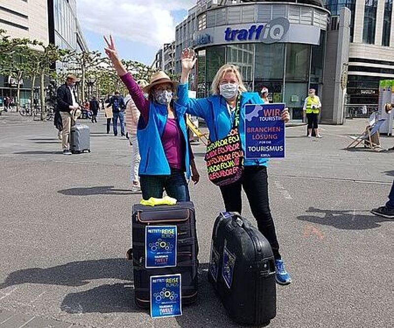 Beate Zwermann (rechts) auf einer Touristiker-Demo in Frankfurt am Main