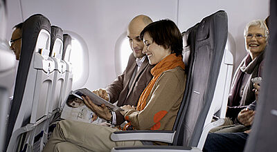 Fünf Zentimeter weniger Sitzabstand und trotzdem vier Zentimeter mehr Beinfreiheit: die neuen Recaro-Sitze bei Lufthansa